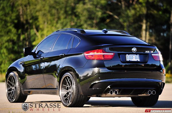 Тюнингованный BMW X6M на дисках Strasse Wheels