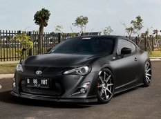 Черный матовый спорткар Toyota GT86 из Индонезии