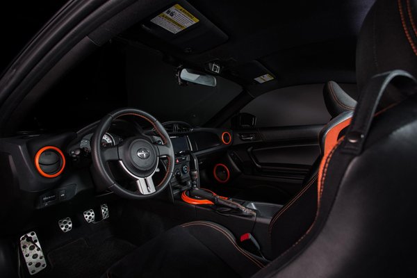 Scion FR-S превратили в передвижную дискотеку 