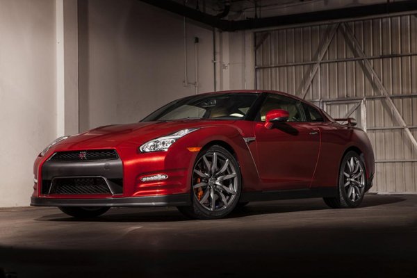 Nissan слегка обновил спорткар GT-R на 2014 год