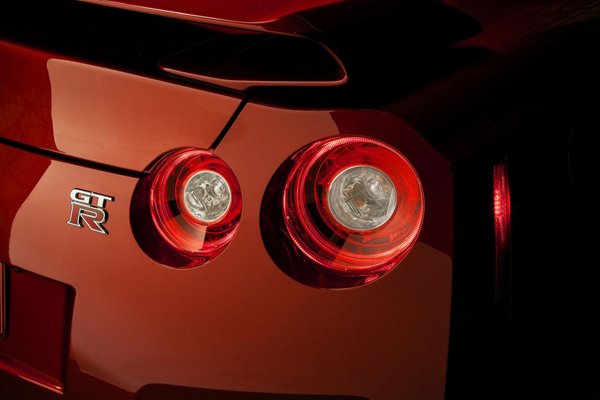 Nissan слегка обновил спорткар GT-R на 2014 год