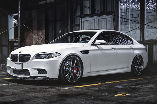 Кастомизированный BMW M5 на дисках ADV.1 Wheels