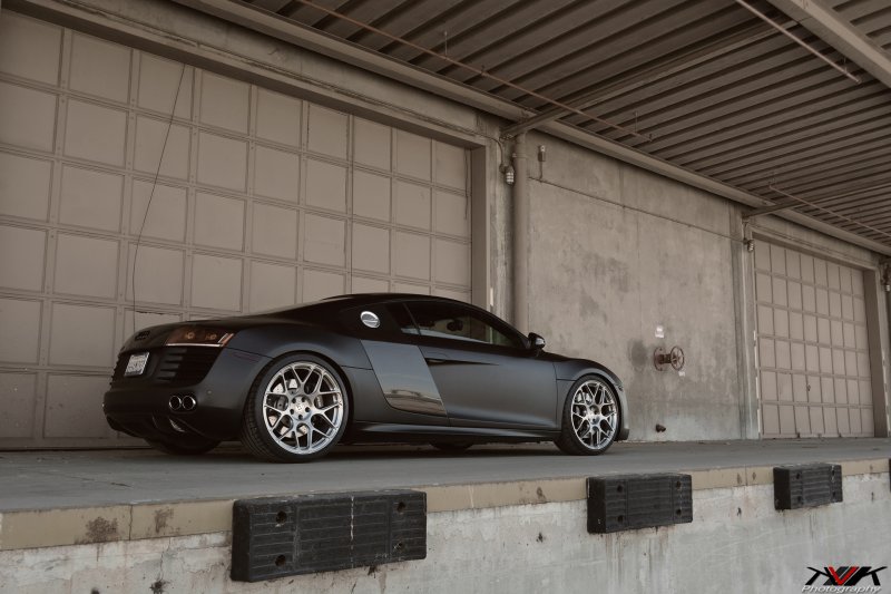 Черный матовый Audi R8 V8 на дисках HRE P40SC 