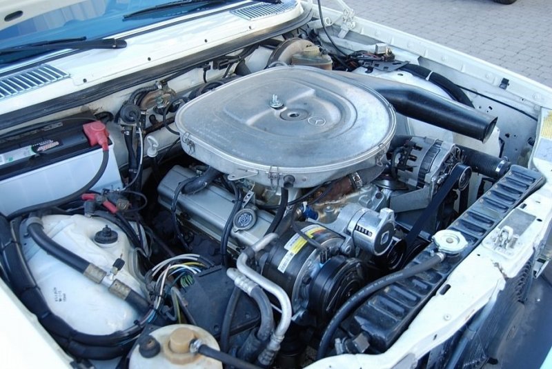 Mercedes E-Class W123 с 5,7-литровым двигателем V8 