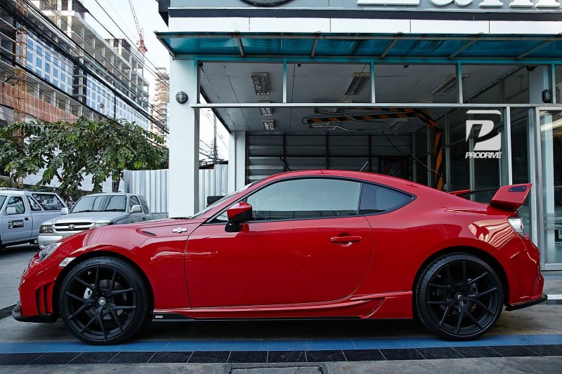 Toyota GT86 в обвесе Tommykaira на дисках Vorsteiner