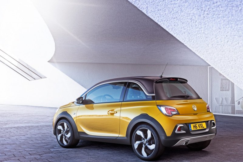 Opel Adam Rocks - хэчтбек с амбициями кроссовера