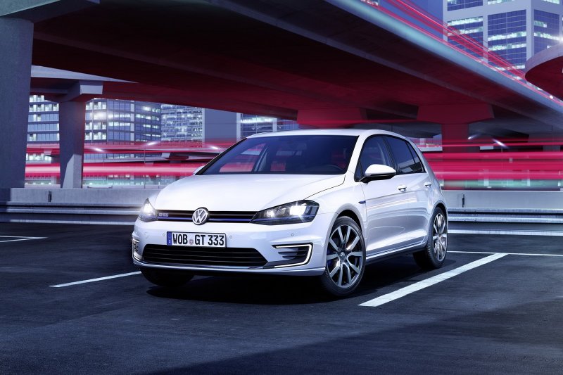 Volkswagen выпустил гибридный «хот-хэтч» Golf GTE