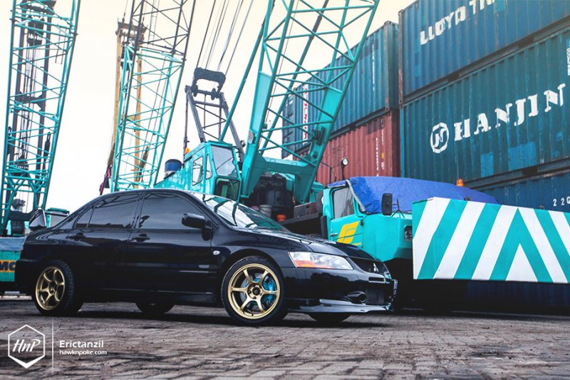 Mitsubishi Lancer Evolution IX в классическом азиатском тюнинге 