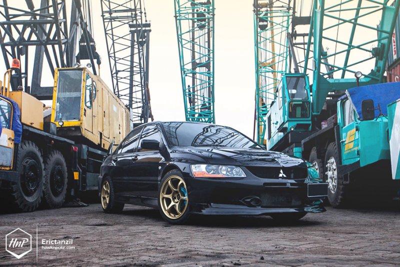 Mitsubishi Lancer Evolution IX в классическом азиатском тюнинге 