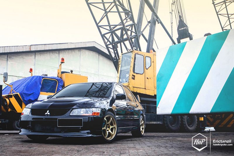 Mitsubishi Lancer Evolution IX в классическом азиатском тюнинге 