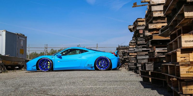 Небесно-голубой Ferrari 458 Italia в широком обвесе Liberty Walk