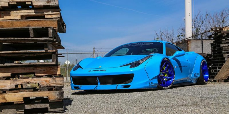 Небесно-голубой Ferrari 458 Italia в широком обвесе Liberty Walk