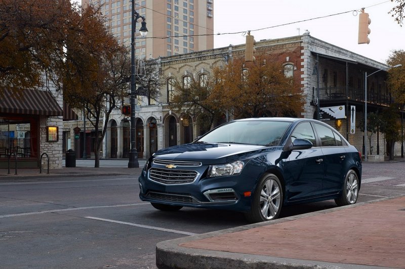 Chevrolet готовится к премьере обновленного Cruze 2015