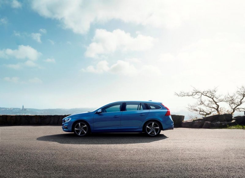 Volvo оснастил универсал V60 Plug-in Hybrid пакетом R-Design