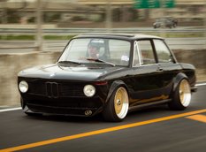 BMW 2002 в классическом тюнинге из Японии