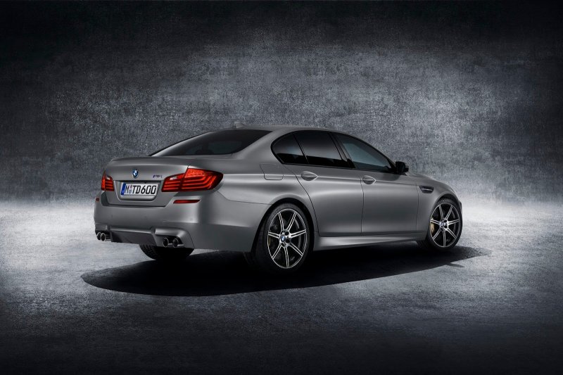 BMW представил 600-сильный M5 «30 Jahre M5» Special Edition