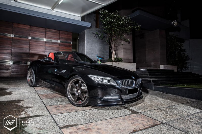 BMW Z4 в легком индонезийском тюнинге