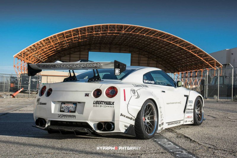 Nissan GT-R в обвесе Liberty Walk