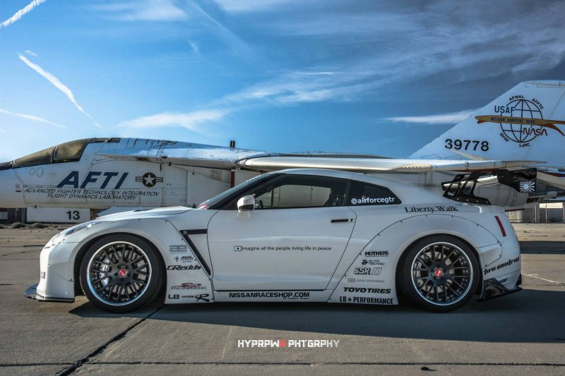 Nissan GT-R в обвесе Liberty Walk