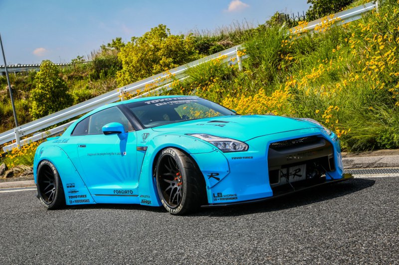 Nissan GT-R в обвесе Liberty Walk на дисках Forgiato Wheels