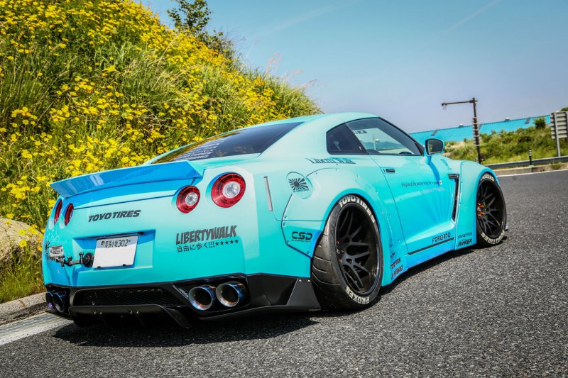 Nissan GT-R в обвесе Liberty Walk на дисках Forgiato Wheels