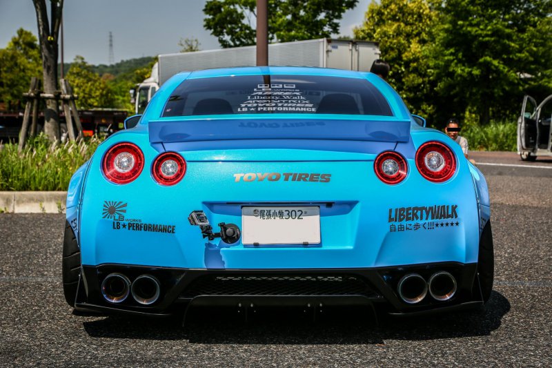 Nissan GT-R в обвесе Liberty Walk на дисках Forgiato Wheels