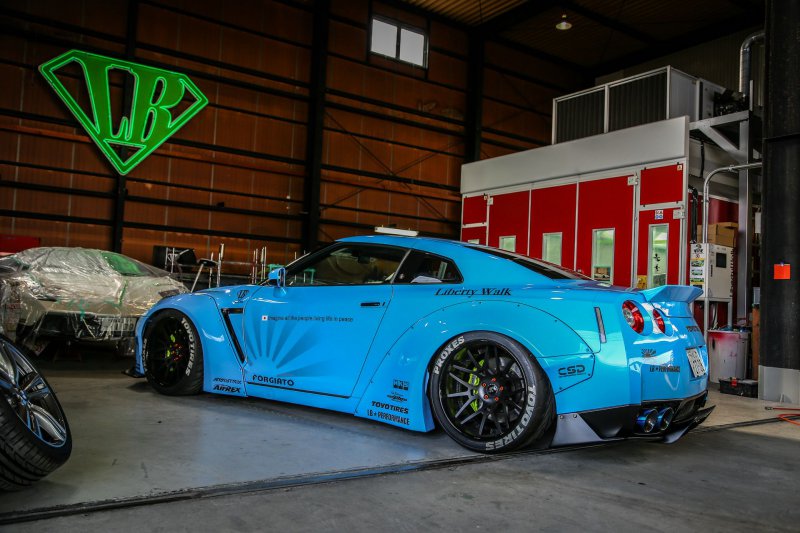 Nissan GT-R в обвесе Liberty Walk на дисках Forgiato Wheels