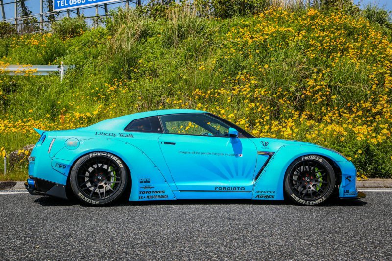 Nissan GT-R в обвесе Liberty Walk на дисках Forgiato Wheels