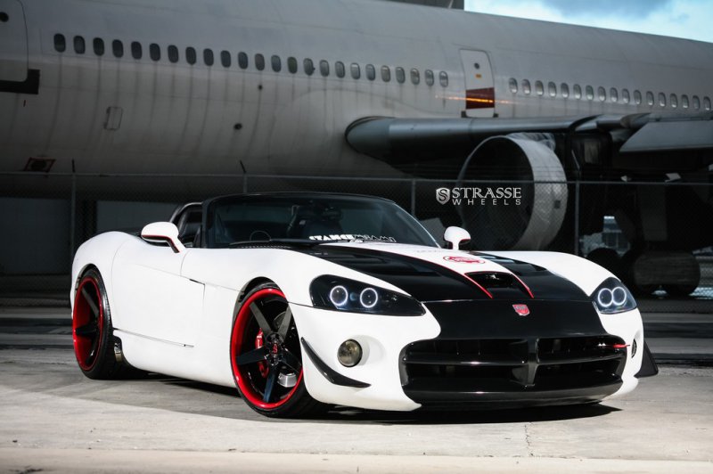 Dodge Viper SRT-10 Roadster на дисках Strasse Wheels