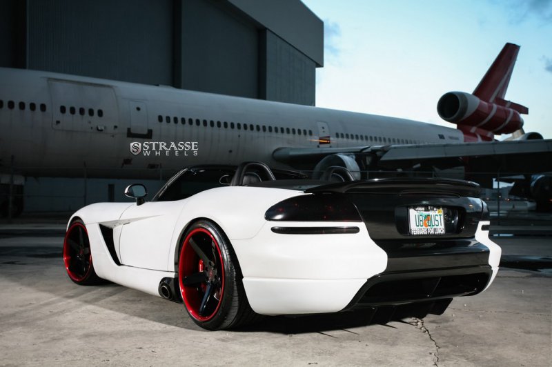 Dodge Viper SRT-10 Roadster на дисках Strasse Wheels