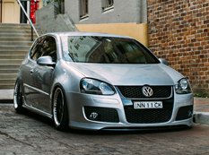 Volkswagen Golf GTI в легком индонезийском тюнинге