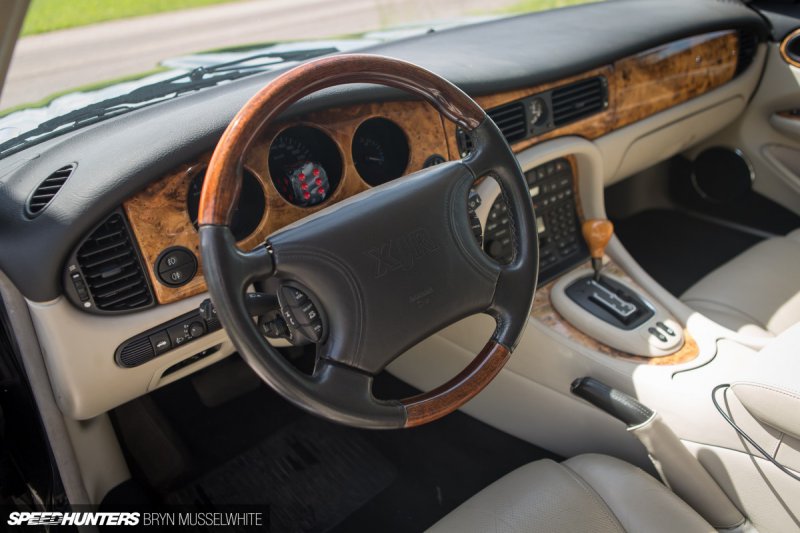 Jaguar XJR в роскошном VIP-тюнинге из Швеции