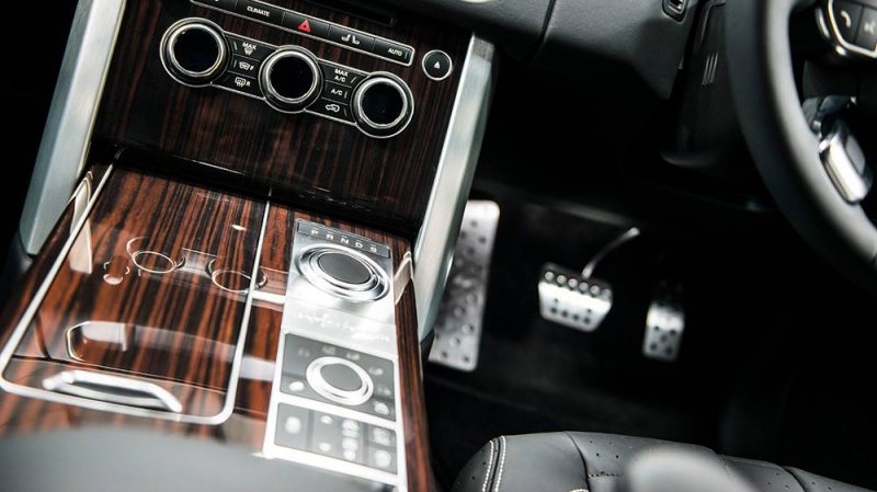 A. Kahn Design показал ярко-красный Range Rover Vogue 600-LE