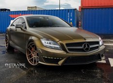 Матовый золотой Mercedes CLS63 AMG на дисках Strasse Wheels