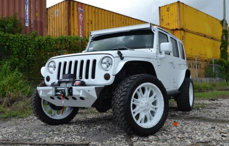 Белый матовый Jeep Wrangler Rubicon в кастомизации MC Customs