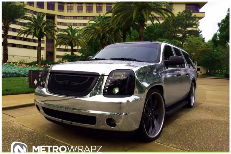 Хромовый GMC Yukon Denali от Metro Wrapz на дисках Forgiato