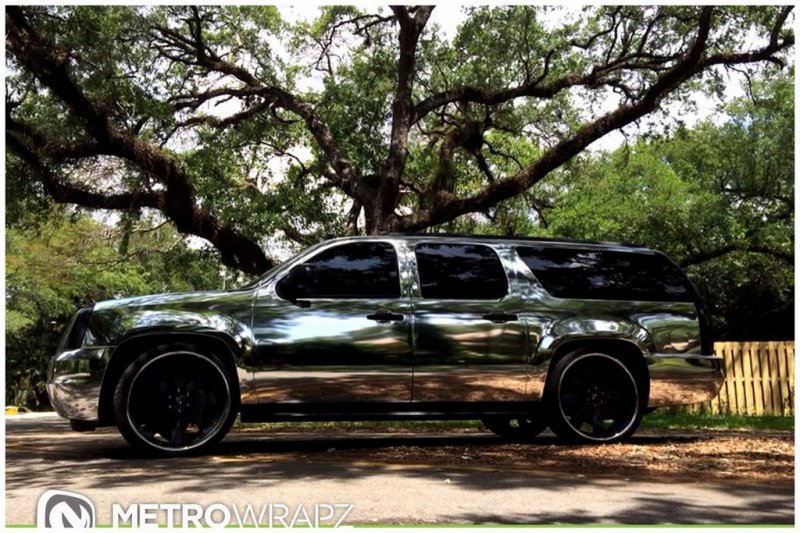 Хромовый GMC Yukon Denali от Metro Wrapz на дисках Forgiato