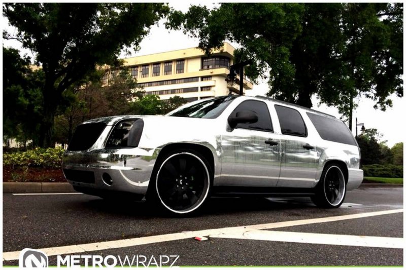 Хромовый GMC Yukon Denali от Metro Wrapz на дисках Forgiato