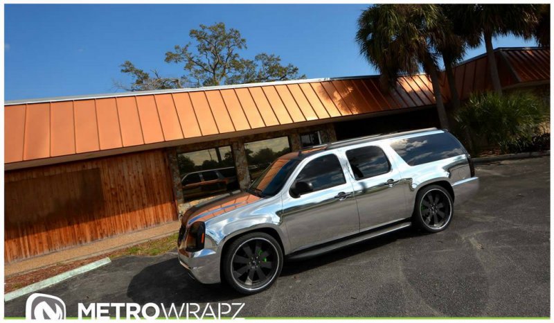 Хромовый GMC Yukon Denali от Metro Wrapz на дисках Forgiato