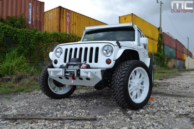 Белый матовый Jeep Wrangler Rubicon в кастомизации MC Customs