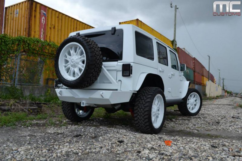 Белый матовый Jeep Wrangler Rubicon в кастомизации MC Customs