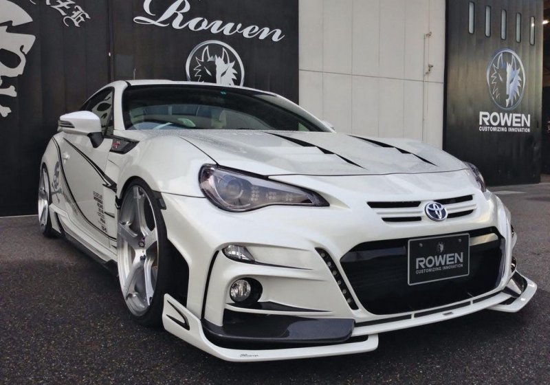 Toyota GT86 в агрессивном обвесе Rowen International