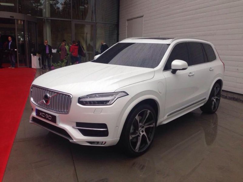 Volvo официально рассекретил второе поколение XC90