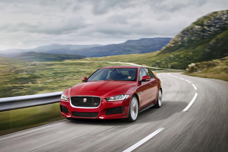 В модельном ряду Jaguar появился компактный седан XE