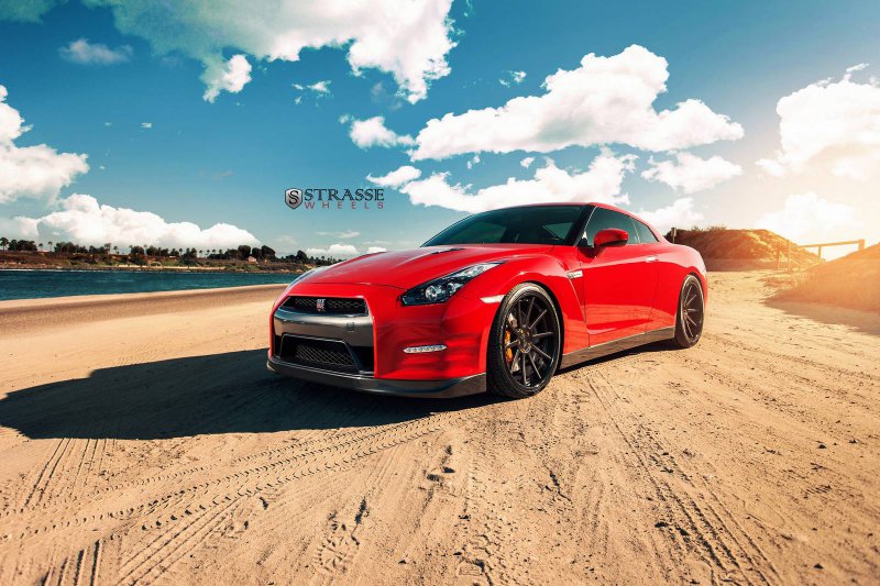 700-сильный Nissan GT-R Alpha 7 на дисках Strasse Wheels