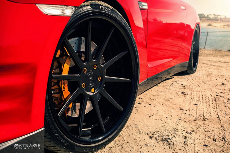 700-сильный Nissan GT-R Alpha 7 на дисках Strasse Wheels