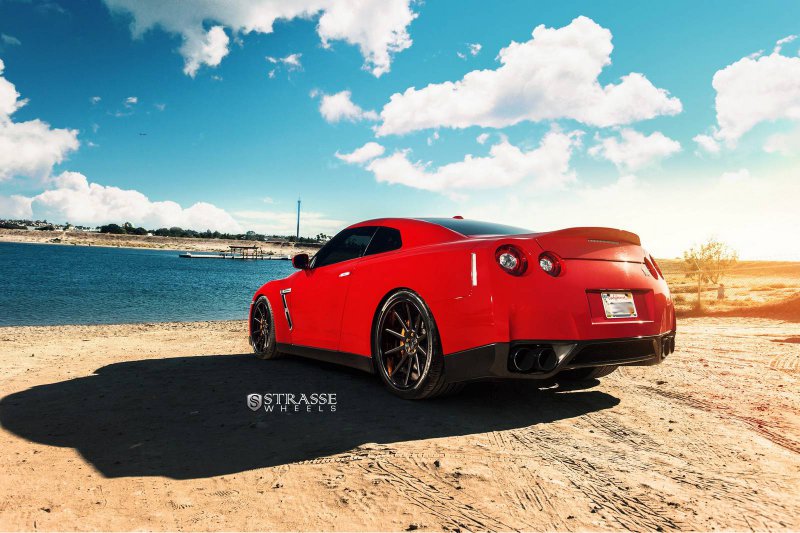 700-сильный Nissan GT-R Alpha 7 на дисках Strasse Wheels