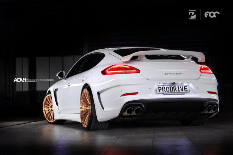 Porsche Panamera в обвесе TechArt GrandGT от ателье Prodrive