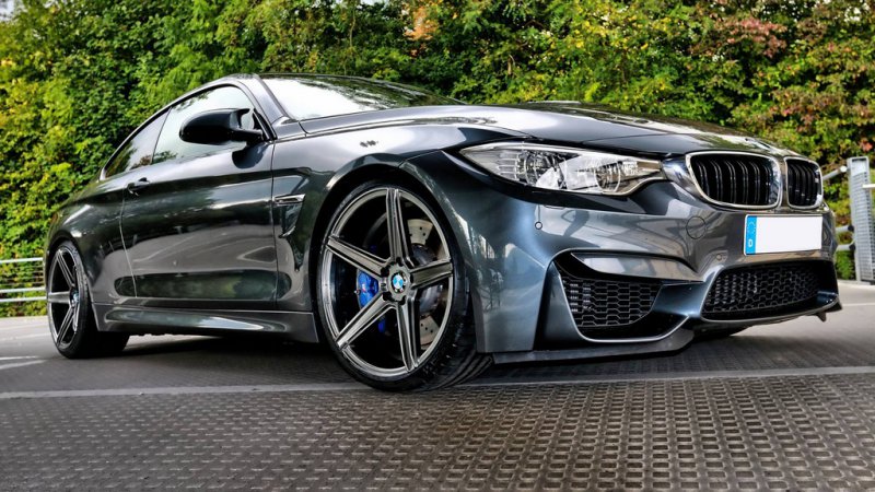 BMW M4 Coupe в легкой доработке mbDESIGN