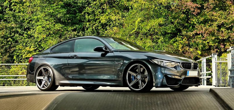 BMW M4 Coupe в легкой доработке mbDESIGN